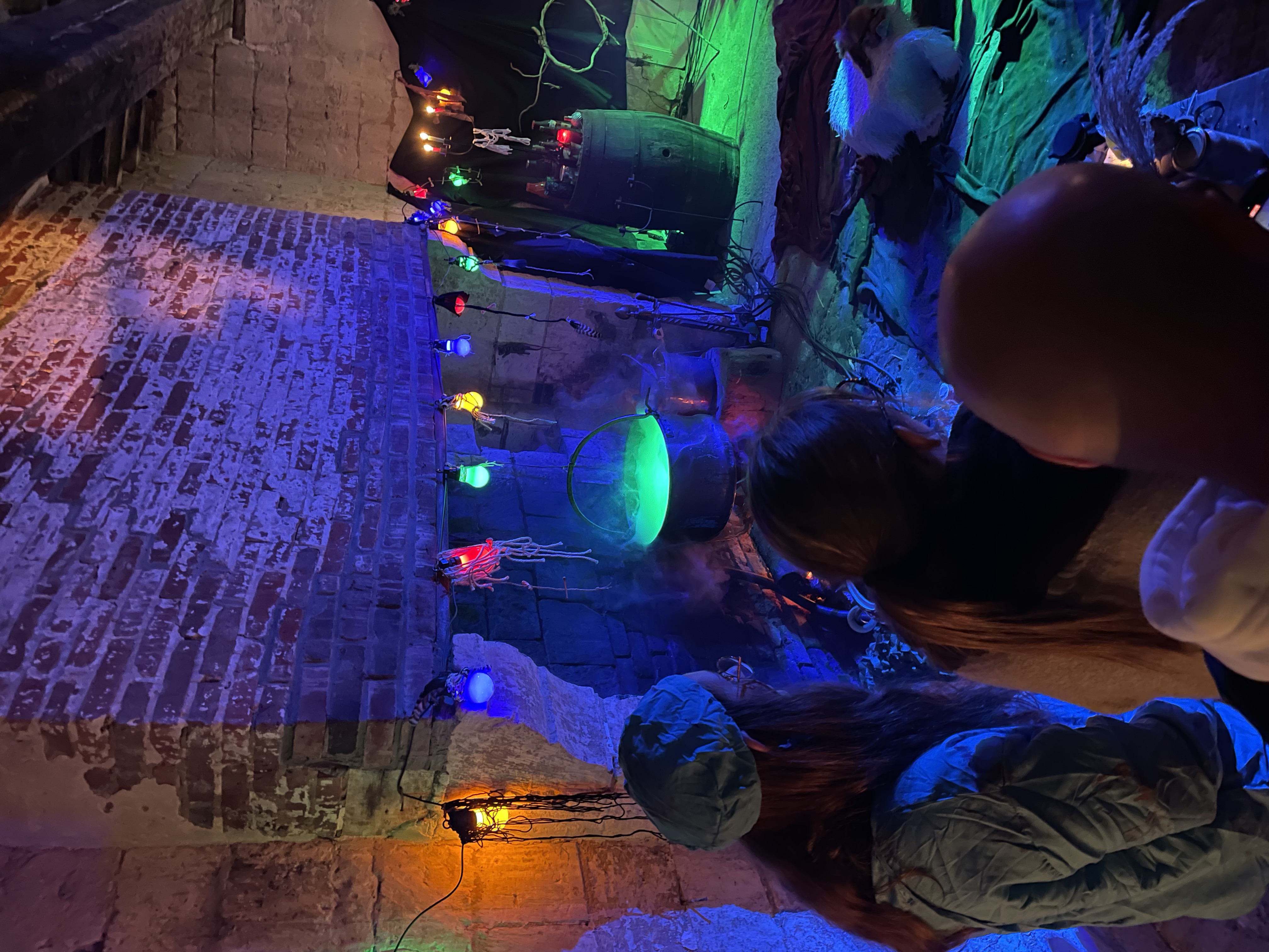 Village Hanté 2025 — scénographie nocturne