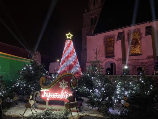 Christmas market decoration with an LED-lit Christmas tree