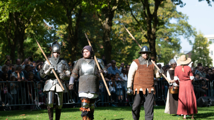 Le Siège de 1557 costumes